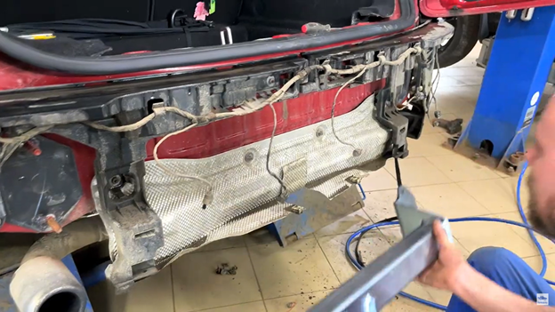 Подрезанный теплоэкран в ходе установки фаркопа Motodor